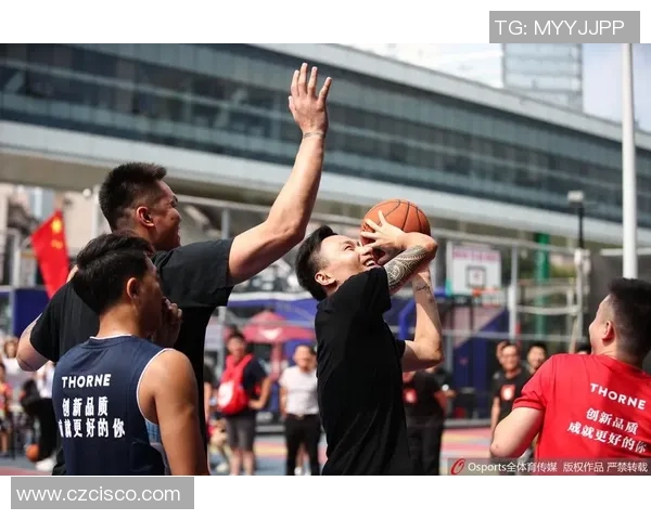 篮球与足球巨星跨界对抗赛谁能登顶球场之巅争锋无限