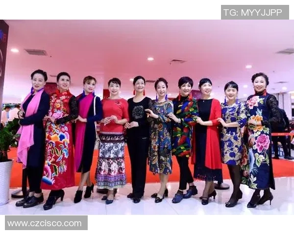 足球场上球星与女性同框瞬间 展现魅力与风采的完美合影