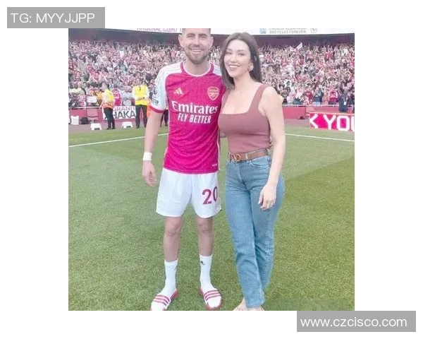 足球球星与女友甜蜜合照曝光 展现无限幸福时光