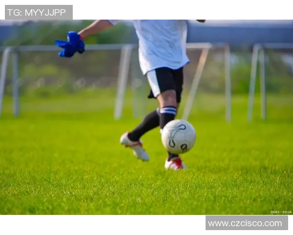 足球球星踢蹴鞠的历史渊源与现代演绎解析