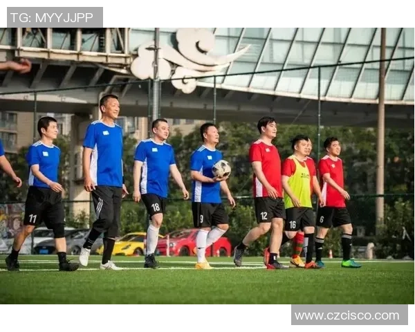 足球英雄闪耀赛场 展现巅峰技艺与无限激情 球迷热血沸腾的瞬间